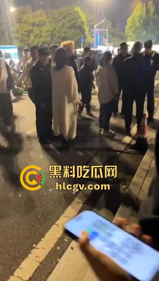 南京纯爱战士破防崩溃！女友当街绿他还装绿茶跑路，吃瓜群众围观纯爱破裂全程记录！  第8张