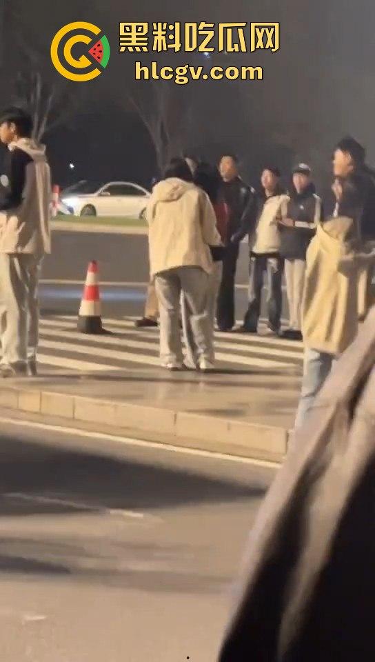 南京纯爱战士破防崩溃！女友当街绿他还装绿茶跑路，吃瓜群众围观纯爱破裂全程记录！  第9张