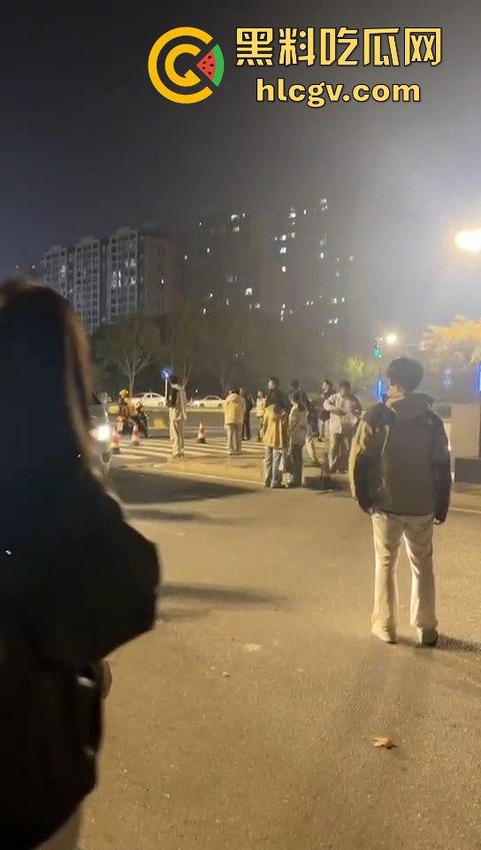 南京纯爱战士破防崩溃！女友当街绿他还装绿茶跑路，吃瓜群众围观纯爱破裂全程记录！  第13张