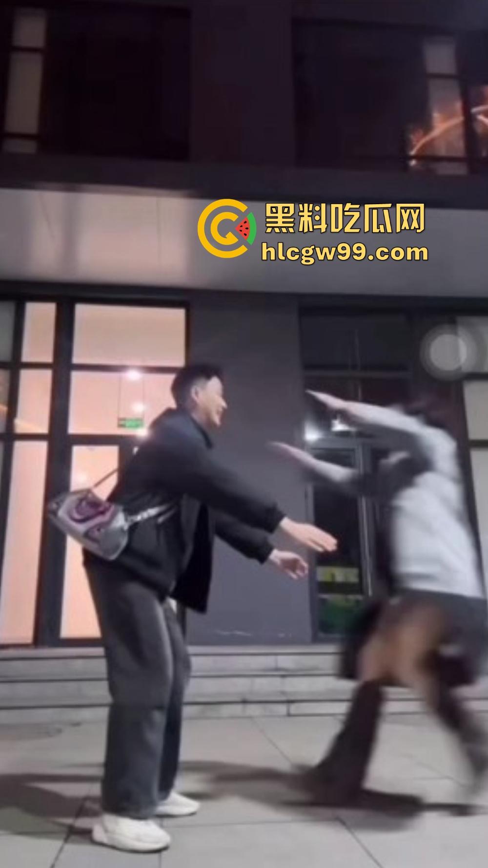 大学生寒假异地久别重逢，见面就开干，满房都是爱液和喘息，从床干到地，抱着不撒手猛猛干久别胜新婚！  第9张