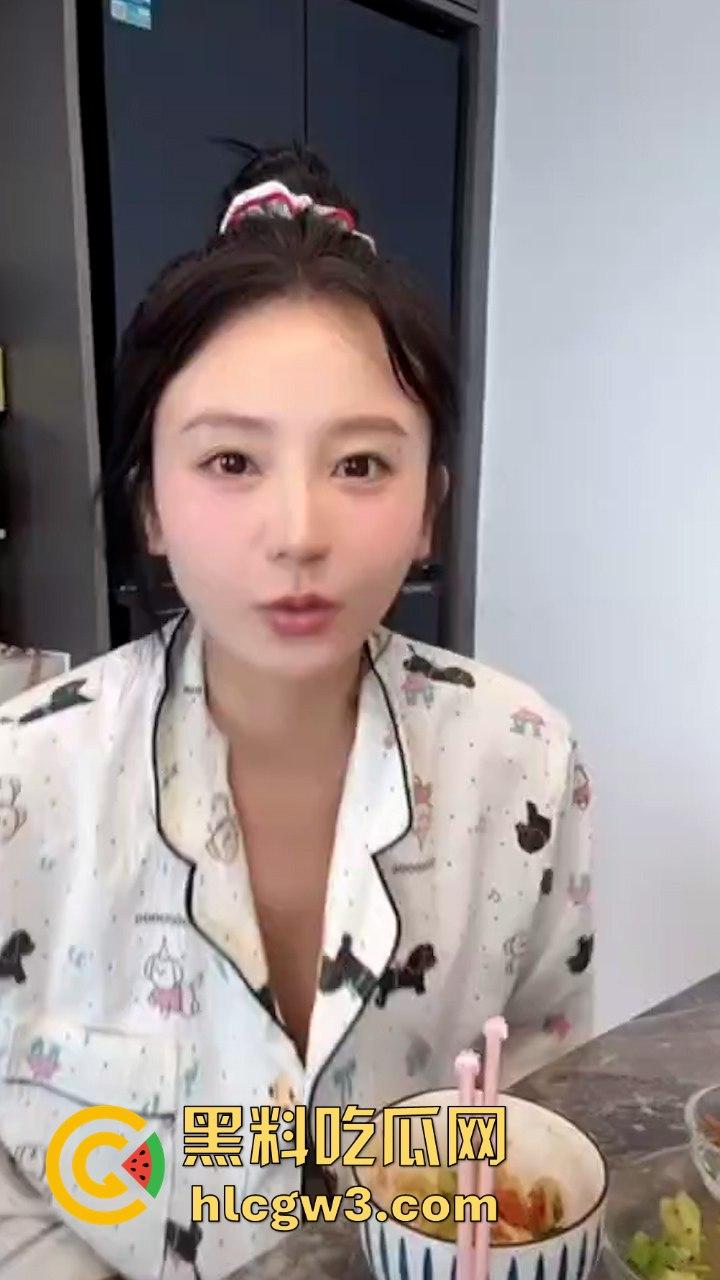 最新精选流量密码抖音骚鸡走光合集  擦边直播春光乍现 记录这一瞬间的美丽~ 第5张