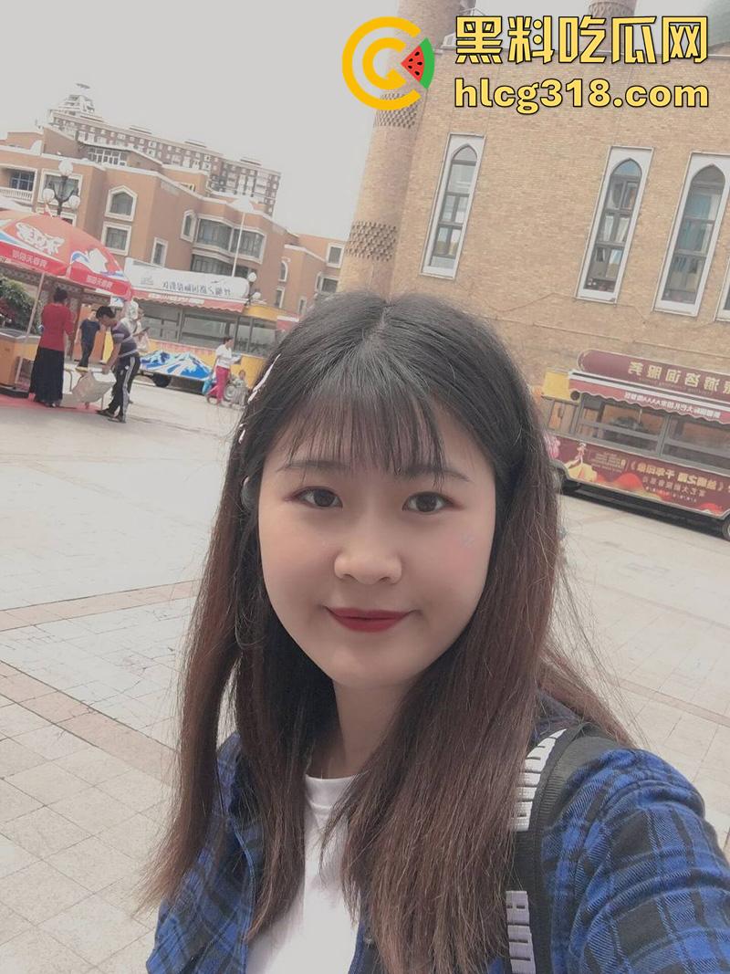 五斤巨奶会计文员【苏诗莹】，被老板调教成小母狗，经常在公园露出，据说出门从不穿内裤内衣！  第3张