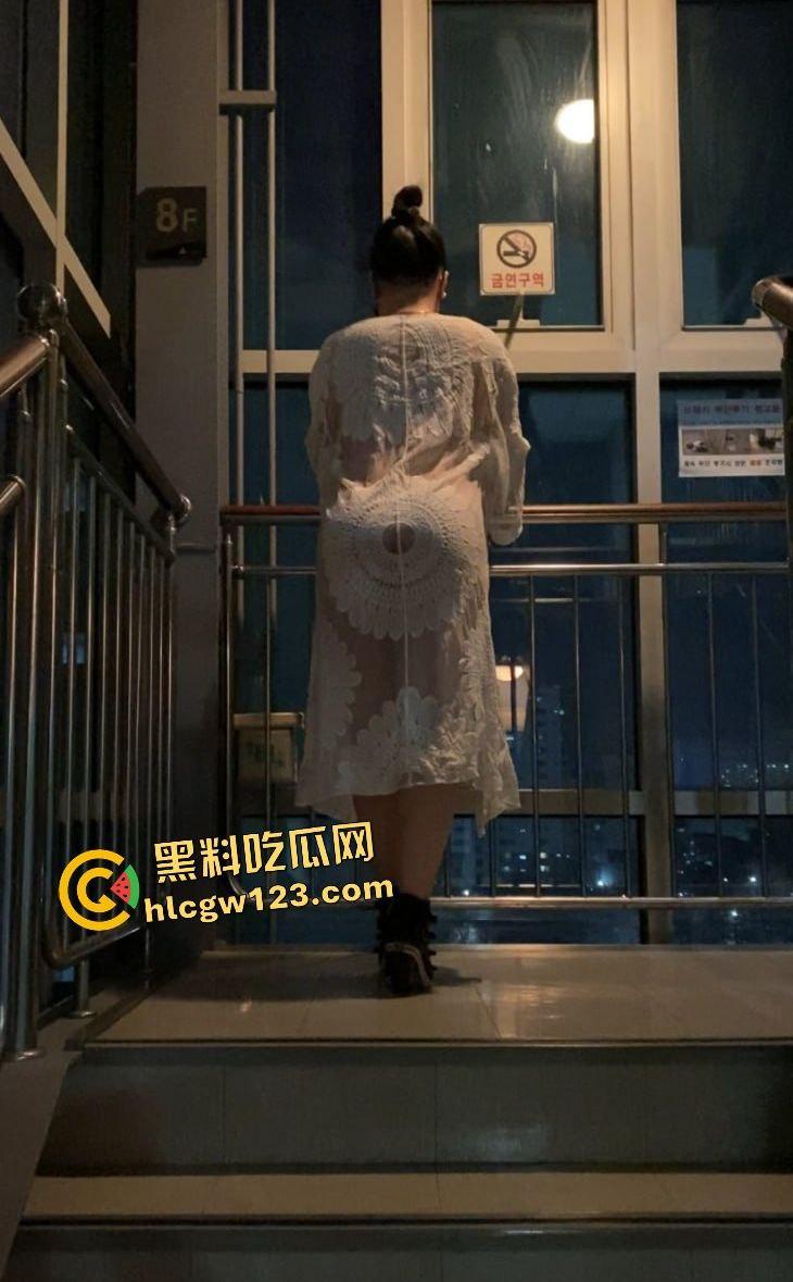 韩国【bundangcouple】巨乳蜜桃臀母狗穿军装像头牛，被后入大鸡巴征服，屁眼还会眨眼！  第1张