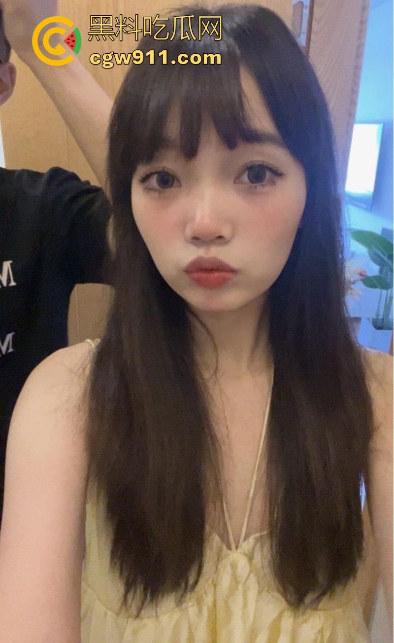 成都清纯可爱小妹【郑文怡】跟男友性爱视频泄漏，跪地口交小手狂撸大屌，绽放反差婊本性！  第1张