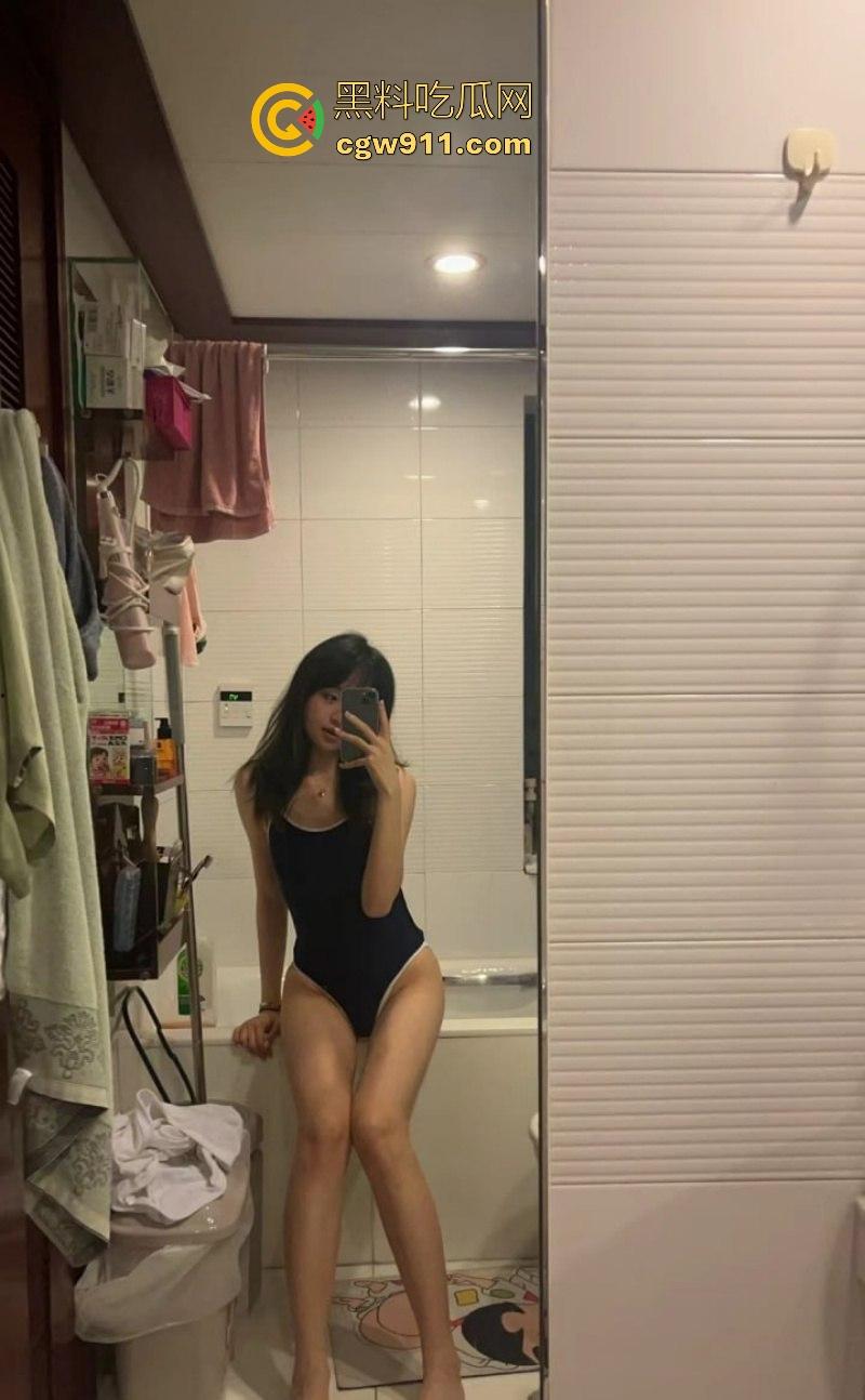 成都清纯可爱小妹【郑文怡】跟男友性爱视频泄漏，跪地口交小手狂撸大屌，绽放反差婊本性！  第3张