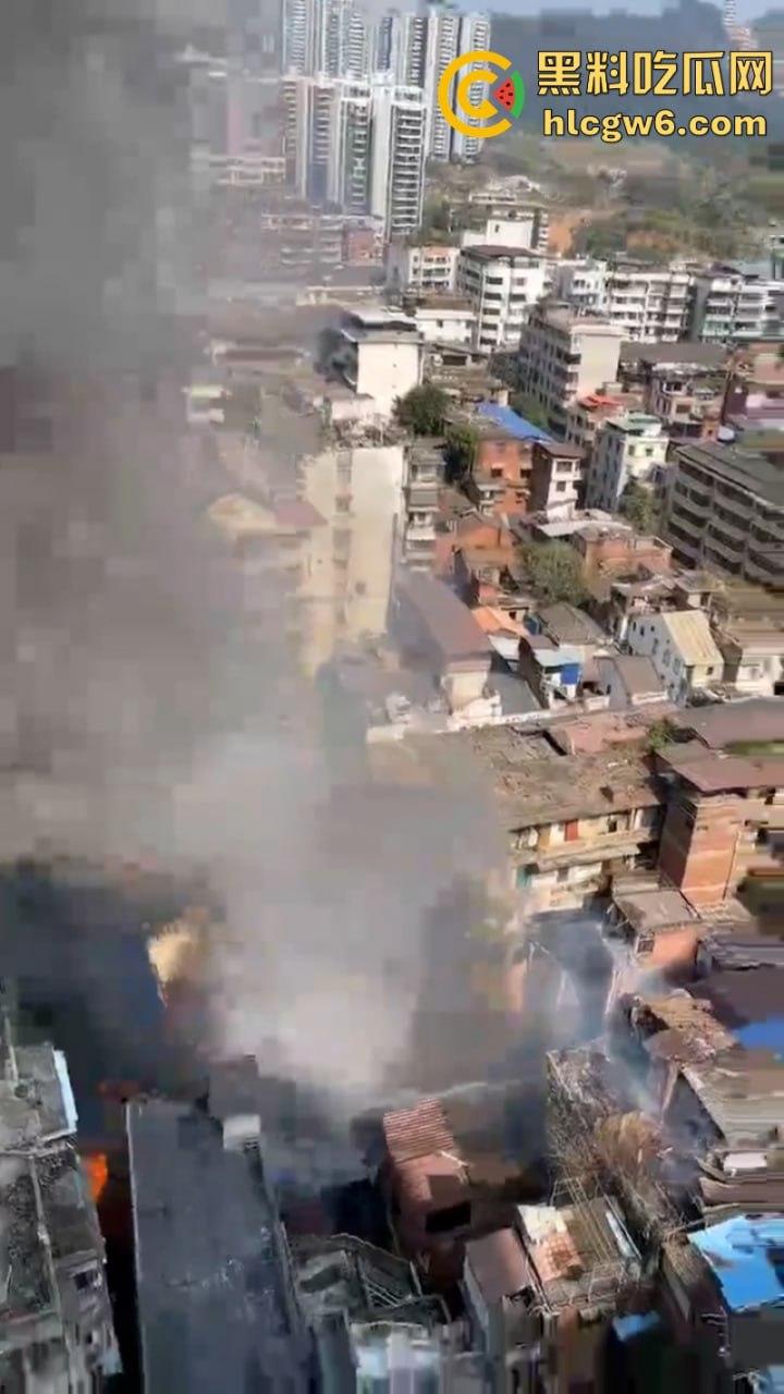 广西梧州老破旧民房突发大火！商铺楼房连串烧 现场黑烟弥漫 街口太窄进不去消防车也无奈  第3张