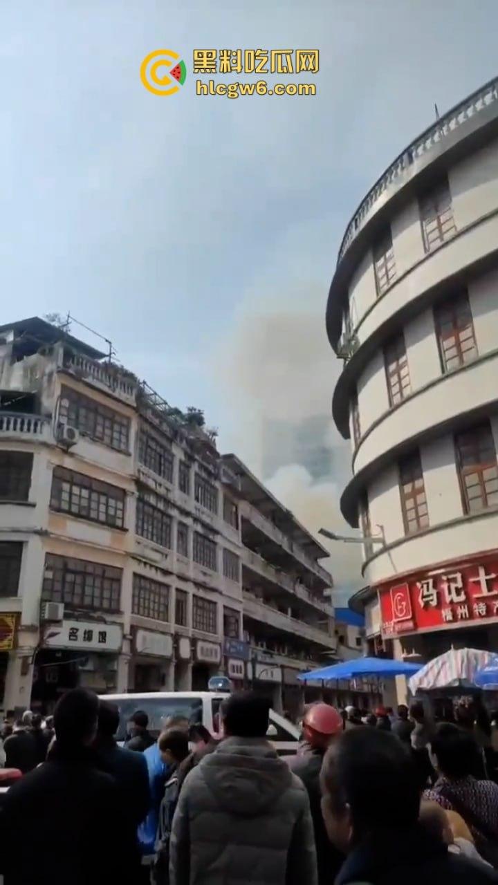广西梧州老破旧民房突发大火！商铺楼房连串烧 现场黑烟弥漫 街口太窄进不去消防车也无奈  第4张
