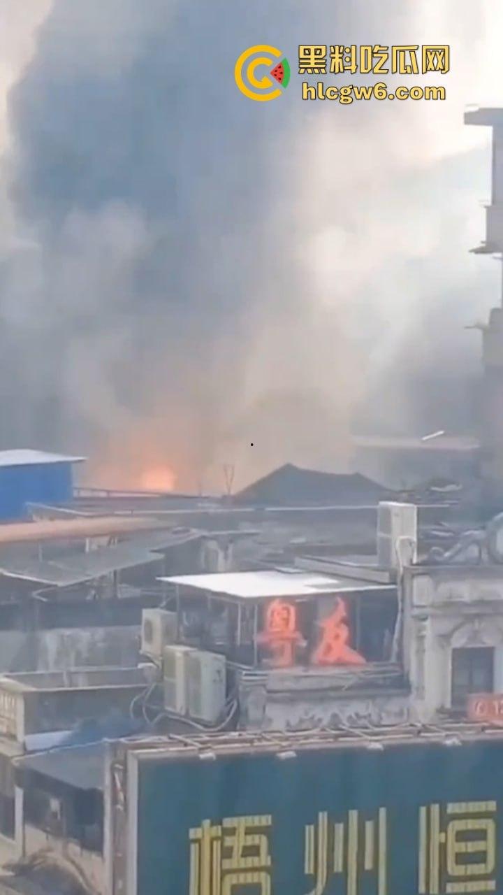 广西梧州老破旧民房突发大火！商铺楼房连串烧 现场黑烟弥漫 街口太窄进不去消防车也无奈  第5张