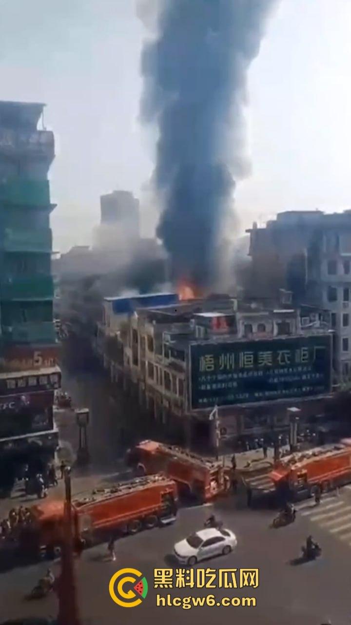 广西梧州老破旧民房突发大火！商铺楼房连串烧 现场黑烟弥漫 街口太窄进不去消防车也无奈  第6张