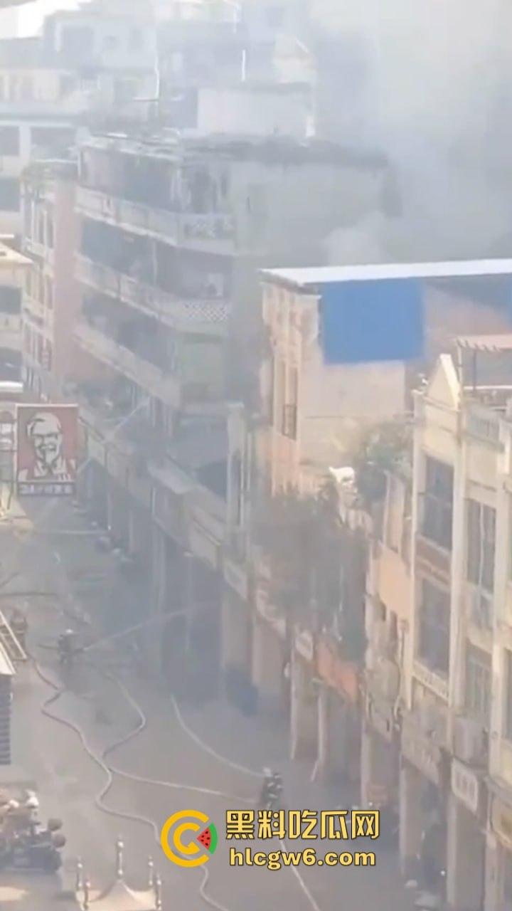 广西梧州老破旧民房突发大火！商铺楼房连串烧 现场黑烟弥漫 街口太窄进不去消防车也无奈  第8张