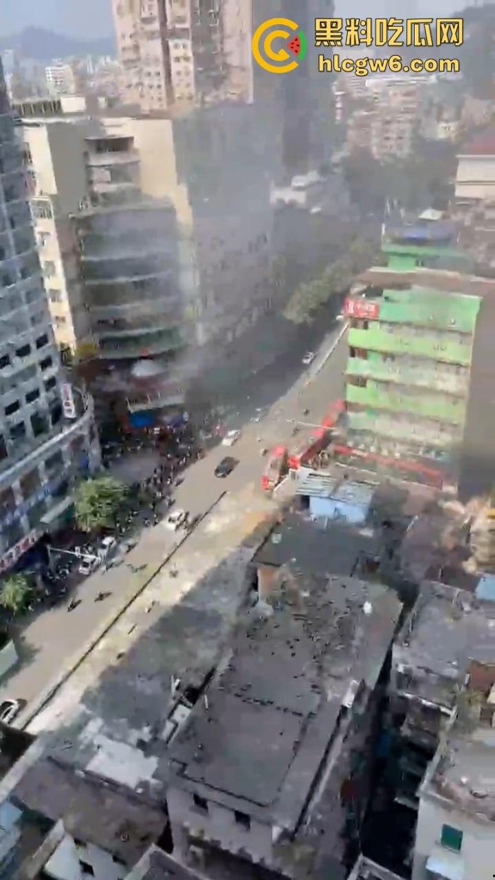 广西梧州老破旧民房突发大火！商铺楼房连串烧 现场黑烟弥漫 街口太窄进不去消防车也无奈  第9张
