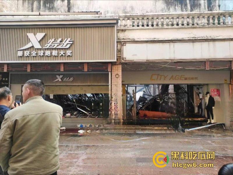 广西梧州老破旧民房突发大火！商铺楼房连串烧 现场黑烟弥漫 街口太窄进不去消防车也无奈  第10张