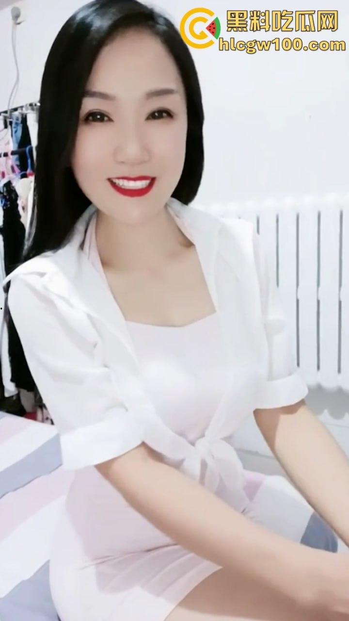 抖音3.6w粉丝单亲妈妈【林三妹】为了赚钱养孩子 直播自慰开双洞 极限抠逼求金主垂怜！  第5张