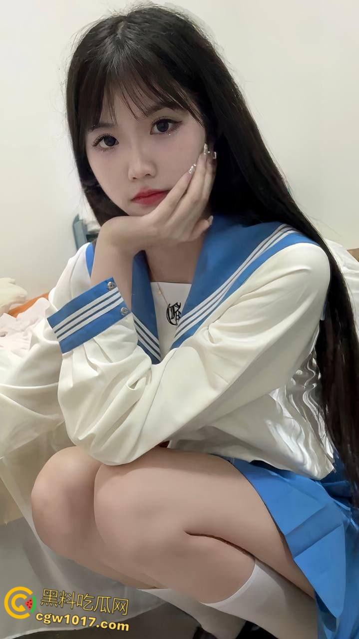 四川师范学院【李佳颖】，热爱jk的白虎一线天嫩逼，穿着JK让金主爸爸蒙眼玩弄，无套中出娇喘不断 ！  第2张