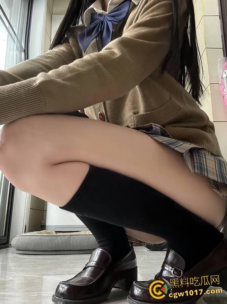 四川师范学院【李佳颖】，热爱jk的白虎一线天嫩逼，穿着JK让金主爸爸蒙眼玩弄，无套中出娇喘不断 ！  第3张