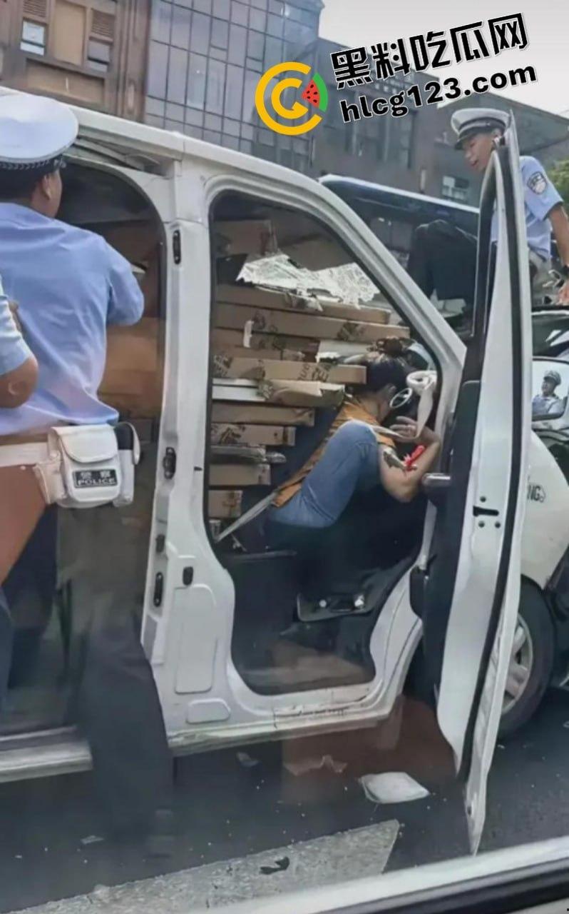 太惨了！面包车“人货混装”追尾，副驾驶女人没了！  第5张