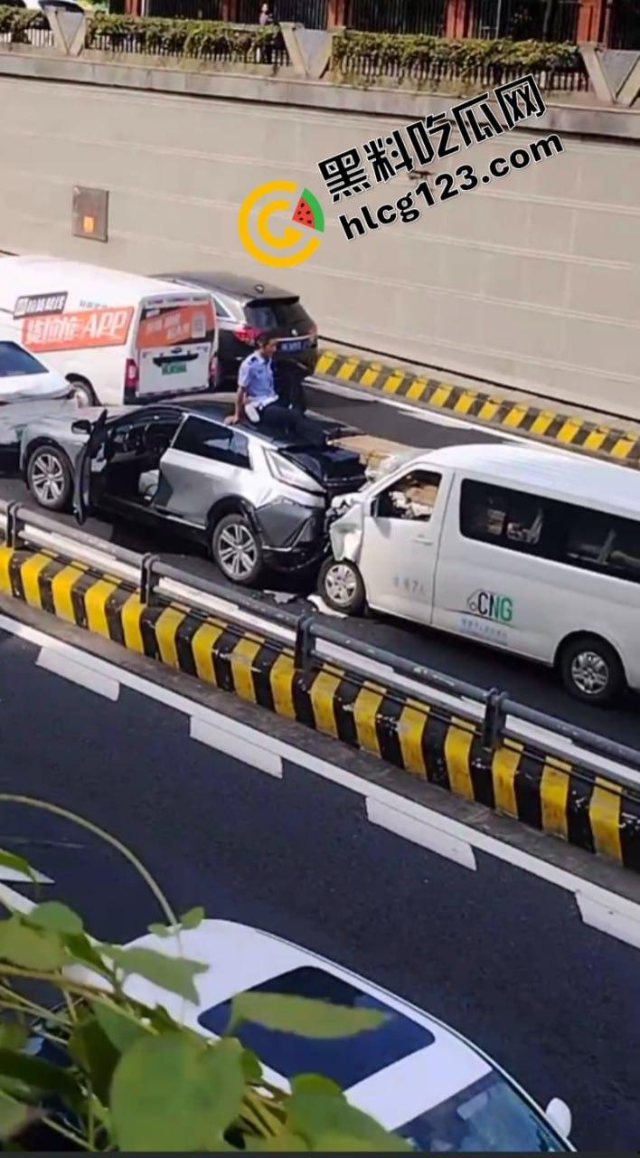 太惨了！面包车“人货混装”追尾，副驾驶女人没了！  第6张