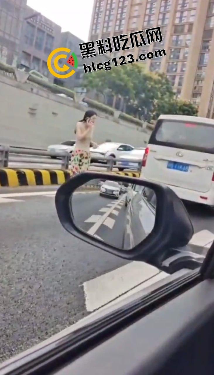 太惨了！面包车“人货混装”追尾，副驾驶女人没了！  第8张