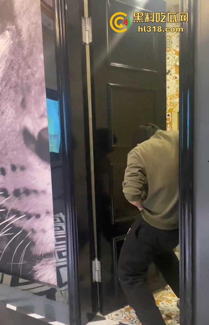 好兄弟老婆也一起分享，KTV厕所兄弟轮流玩巨乳老婆，洗手台掰开小骚逼，纯纯的厕所肉便器！  第1张