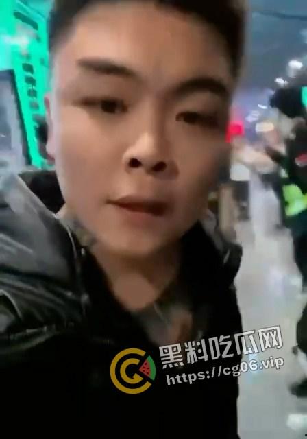 精神小伙哈尔滨斯卡拉迪厅前挑衅！上一秒嚣张至极 下一秒被打成猪头 活该  第2张