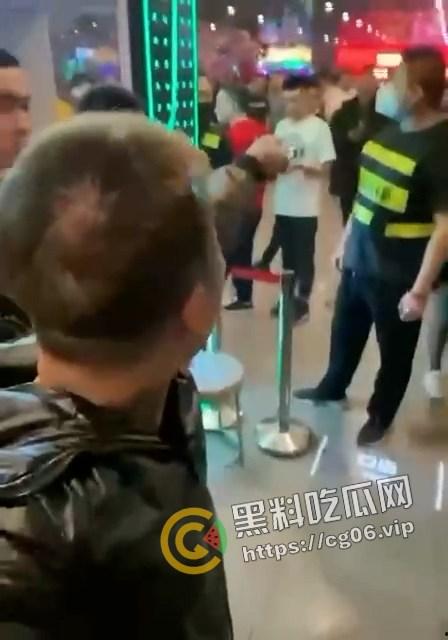 精神小伙哈尔滨斯卡拉迪厅前挑衅！上一秒嚣张至极 下一秒被打成猪头 活该  第3张