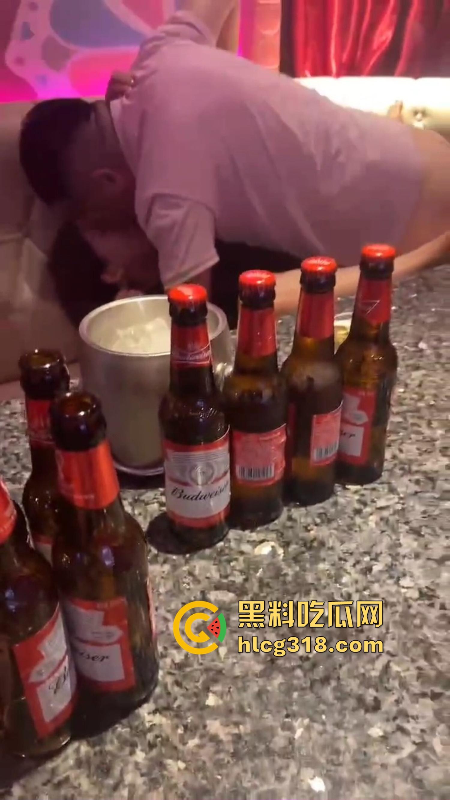 KTV里都开始轮流干嫂子，兄弟喊麦伴奏，兄弟老婆众人炮架都能当众干，喝酒唱歌举杯助兴！  第4张