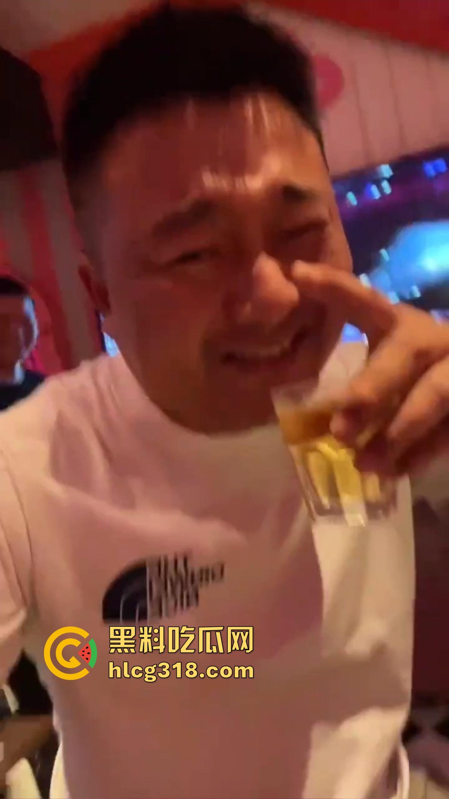 KTV里都开始轮流干嫂子，兄弟喊麦伴奏，兄弟老婆众人炮架都能当众干，喝酒唱歌举杯助兴！  第6张