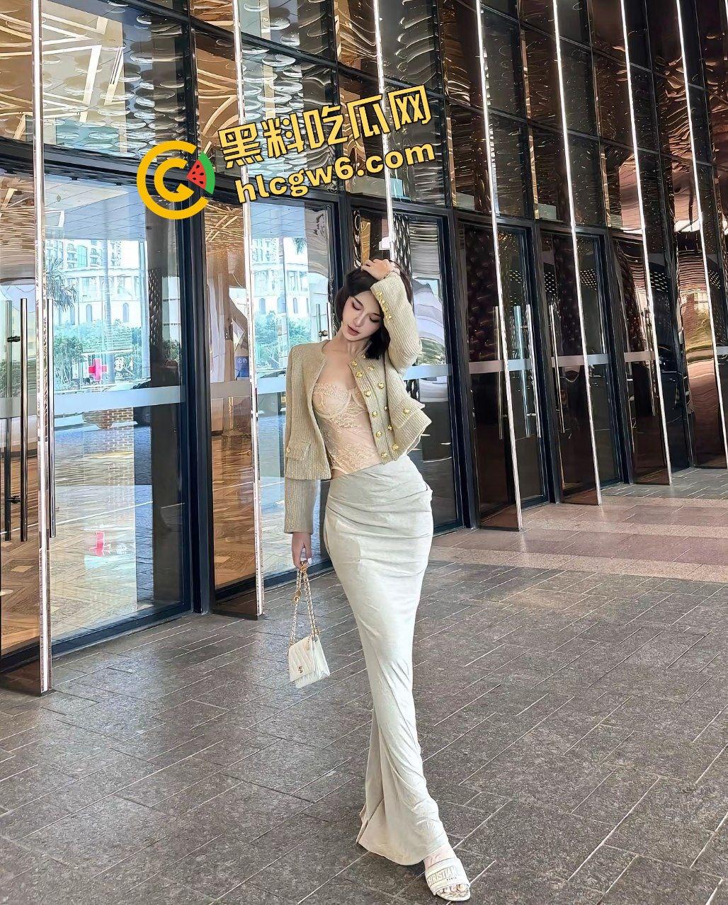 北京商务中心区气质靓女反差骚鸡『廖若桐』与多金人士刺激摸奶 酒店激情爆操后怼骚逼！原创独家流出！  第1张