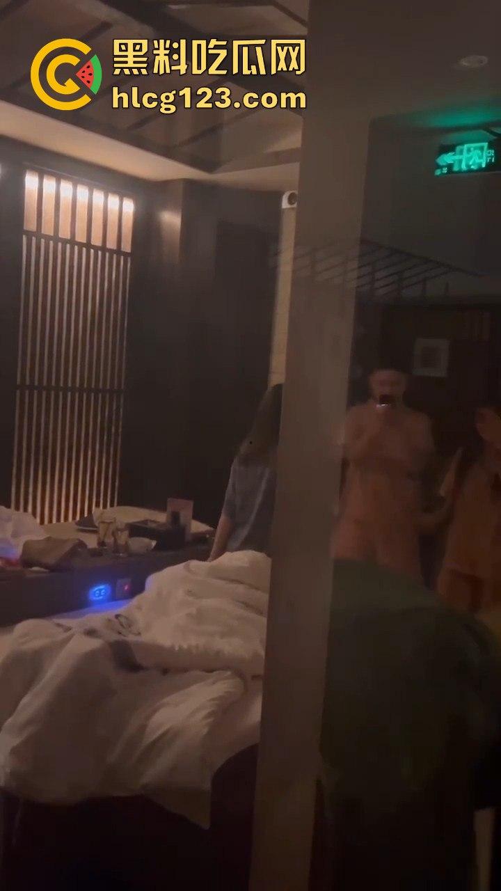 蒸桑拿撞上活春宫！男女房间激情大战，吃瓜群众直接摇人围观，险些被当场抓包！  第5张
