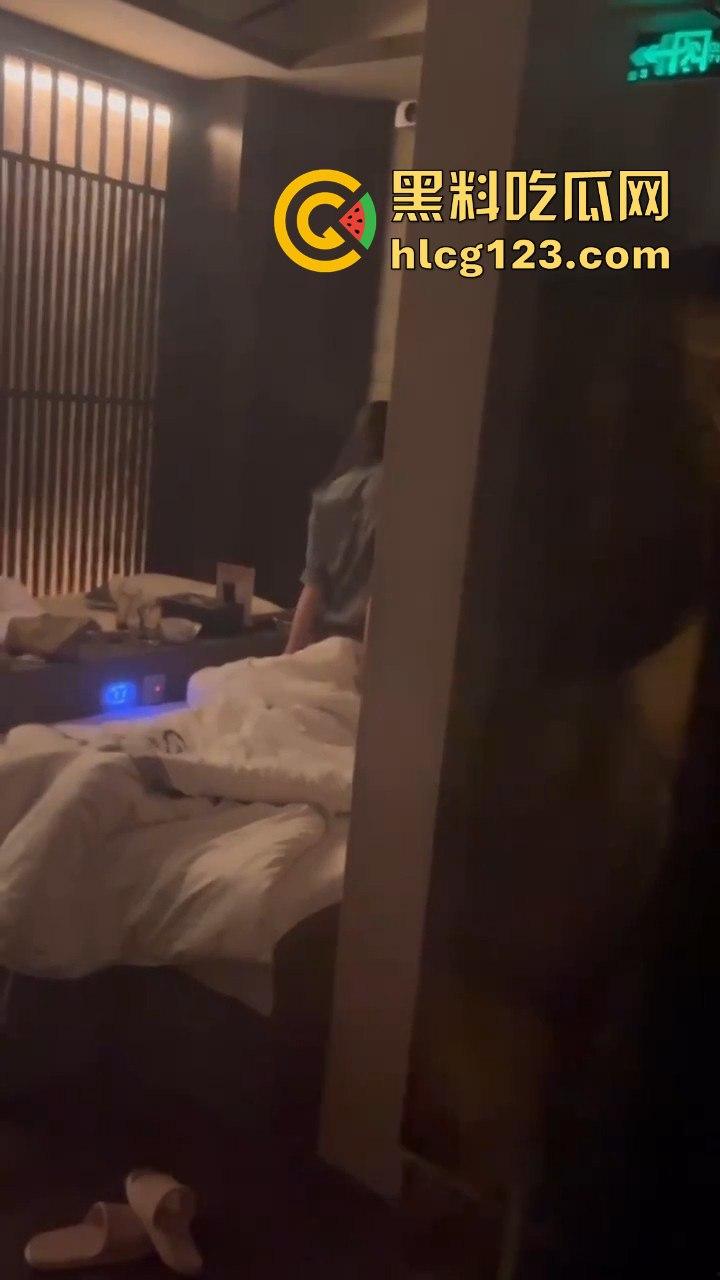 蒸桑拿撞上活春宫！男女房间激情大战，吃瓜群众直接摇人围观，险些被当场抓包！  第6张