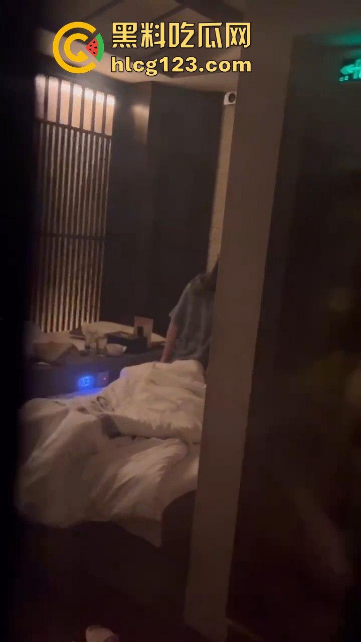 蒸桑拿撞上活春宫！男女房间激情大战，吃瓜群众直接摇人围观，险些被当场抓包！  第7张