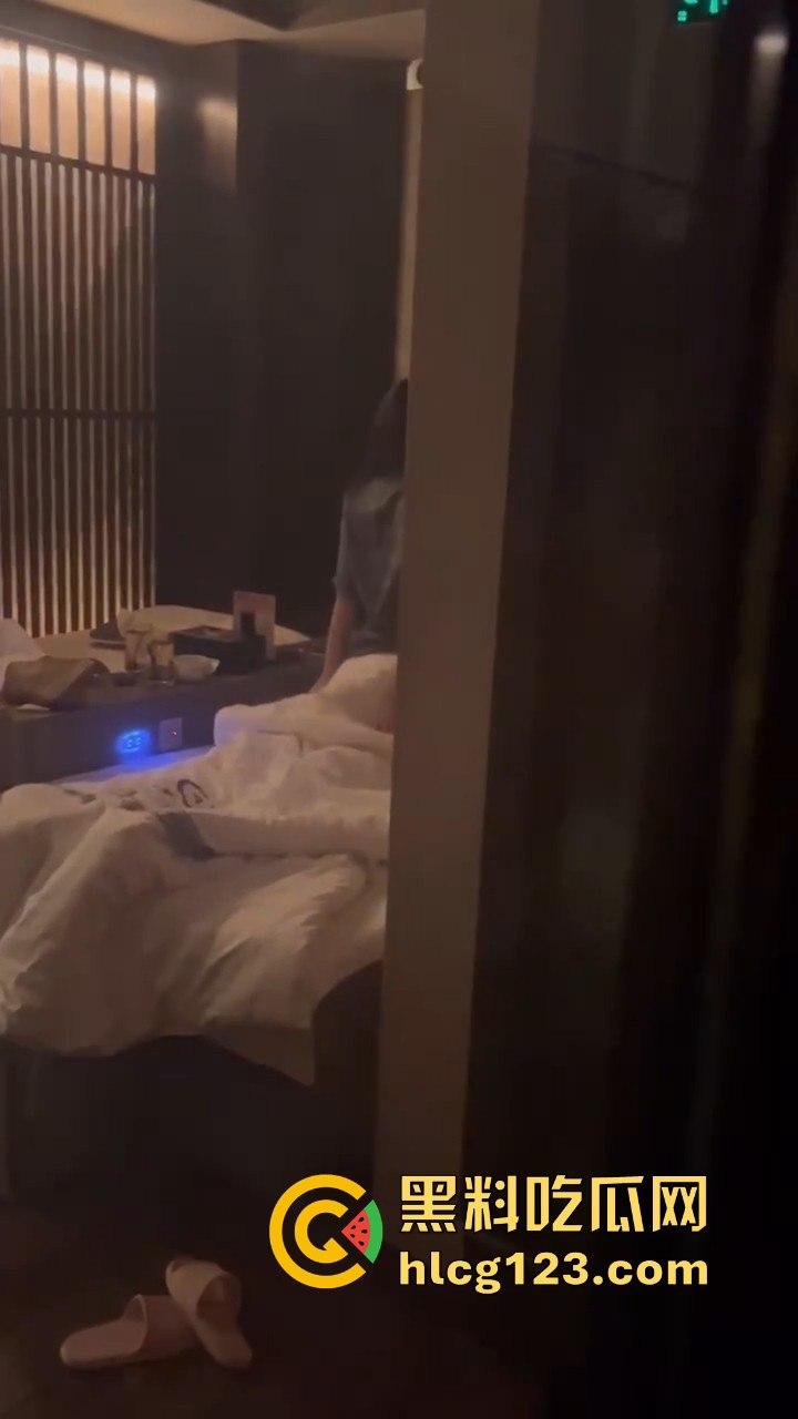 蒸桑拿撞上活春宫！男女房间激情大战，吃瓜群众直接摇人围观，险些被当场抓包！  第8张