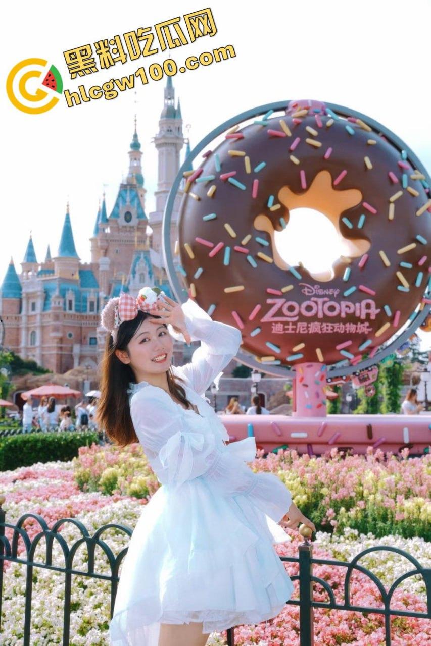 上海政法学院新闻系【李妍妍】，05反差母狗给金主跪地口交技术娴熟，被金主操的鬼哭狼嚎的  第4张