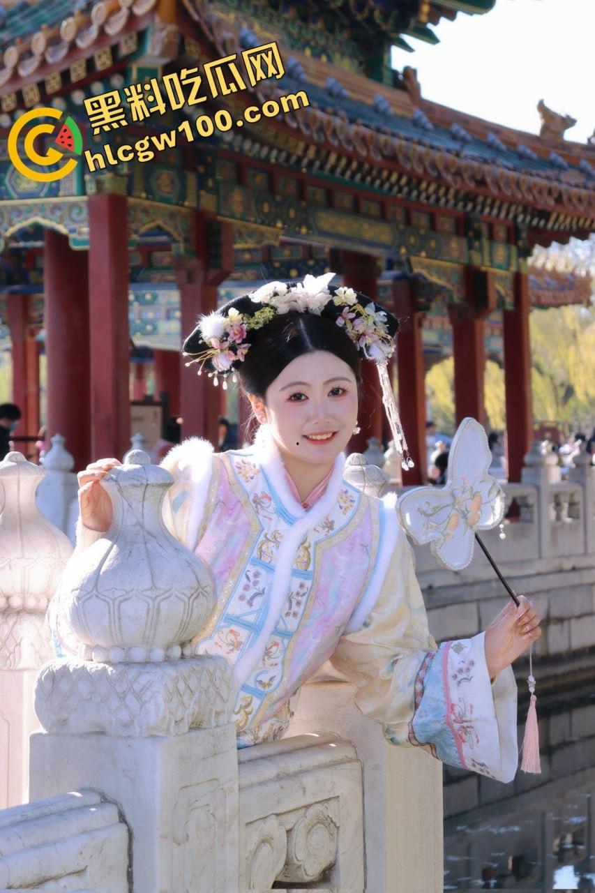 上海政法学院新闻系【李妍妍】，05反差母狗给金主跪地口交技术娴熟，被金主操的鬼哭狼嚎的  第5张