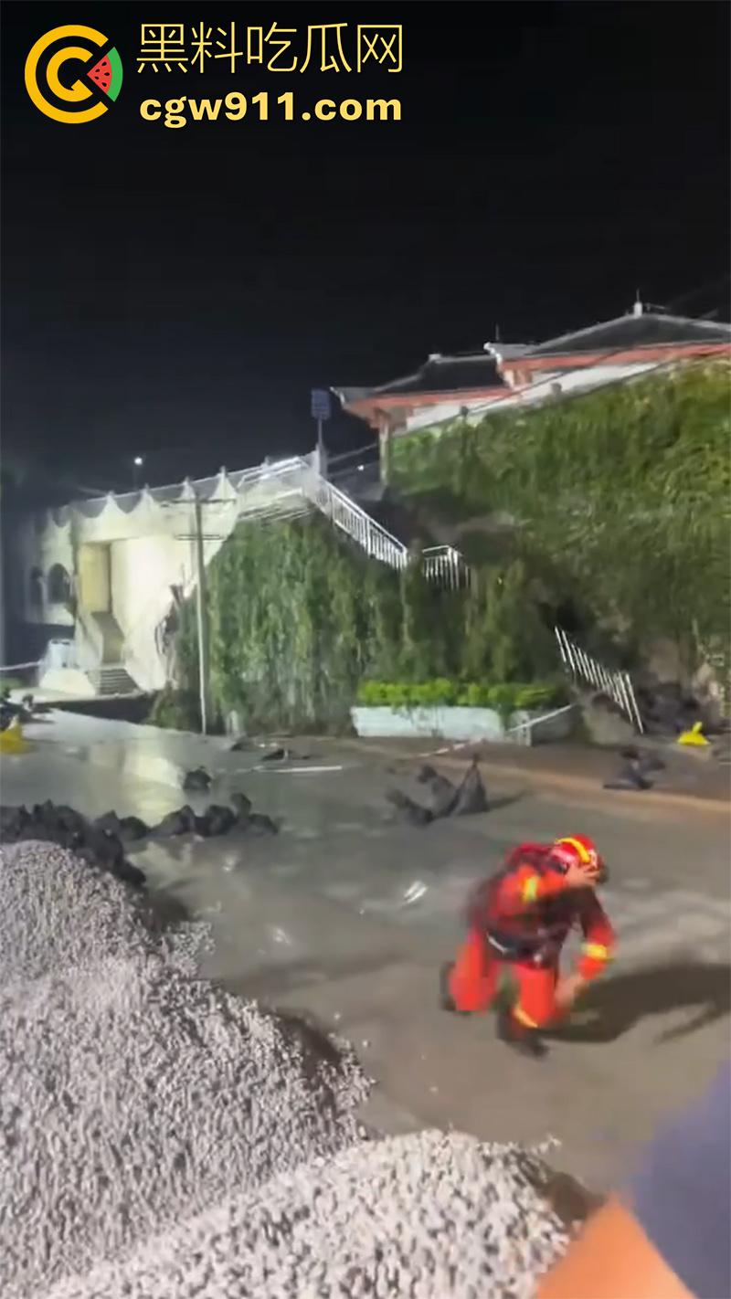 广西南宁邕江北大桥出现险情！洪水导致地面塌陷，消防队迅速出击，现场坍塌画面流出！  第1张