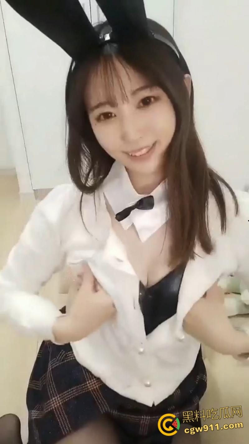 日本福利姬S级兔女郎，清纯颜值黑丝美乳裸聊自慰，脱衣揉奶抠逼自慰，粉嫩小穴淫水不断，娇喘声格外动人！  第1张