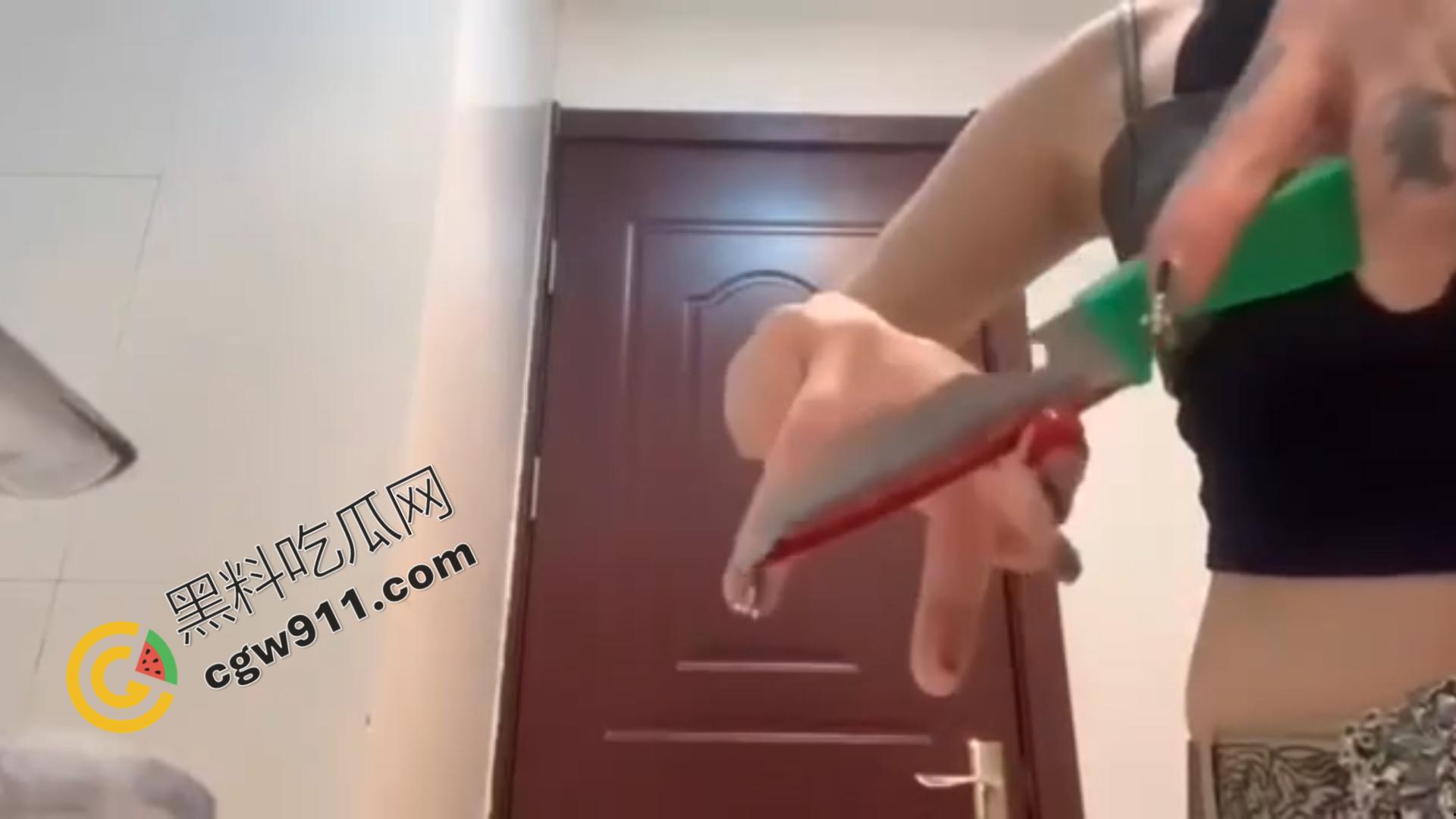 血腥现场:女子冷静切断手指,鲜血横流,血肉模糊,恐怖画面令观众毛骨悚然! 第3张 血腥现场:女子冷静切断手指,鲜血横流,血肉模糊,恐怖画面令观众毛骨悚然! 第3张