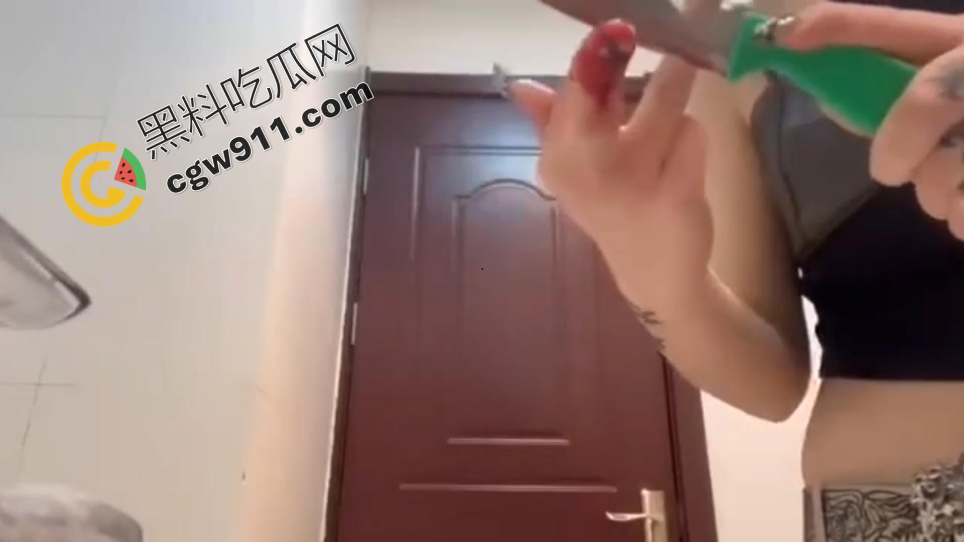 血腥现场:女子冷静切断手指,鲜血横流,血肉模糊,恐怖画面令观众毛骨悚然! 第4张 血腥现场:女子冷静切断手指,鲜血横流,血肉模糊,恐怖画面令观众毛骨悚然! 第4张