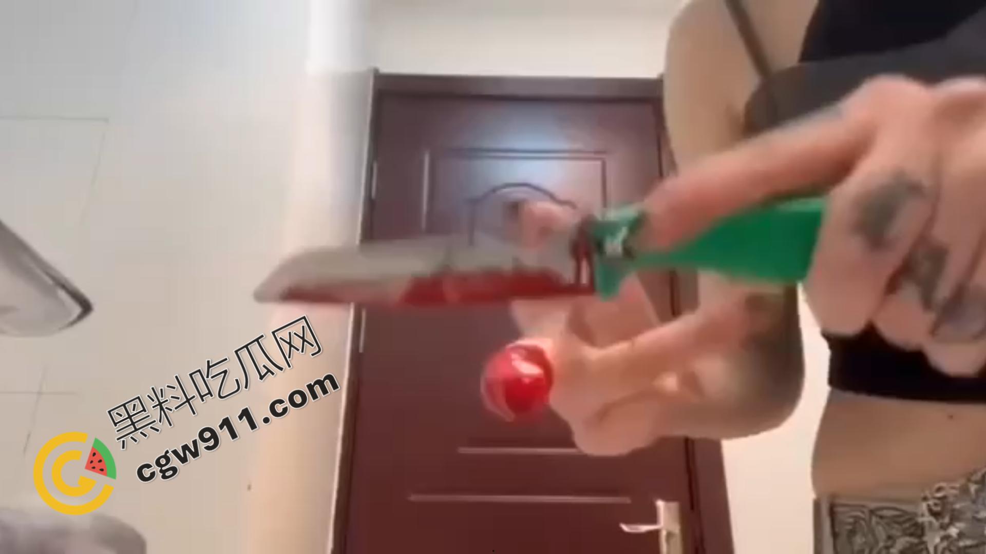 血腥现场:女子冷静切断手指,鲜血横流,血肉模糊,恐怖画面令观众毛骨悚然! 第5张 血腥现场:女子冷静切断手指,鲜血横流,血肉模糊,恐怖画面令观众毛骨悚然! 第5张