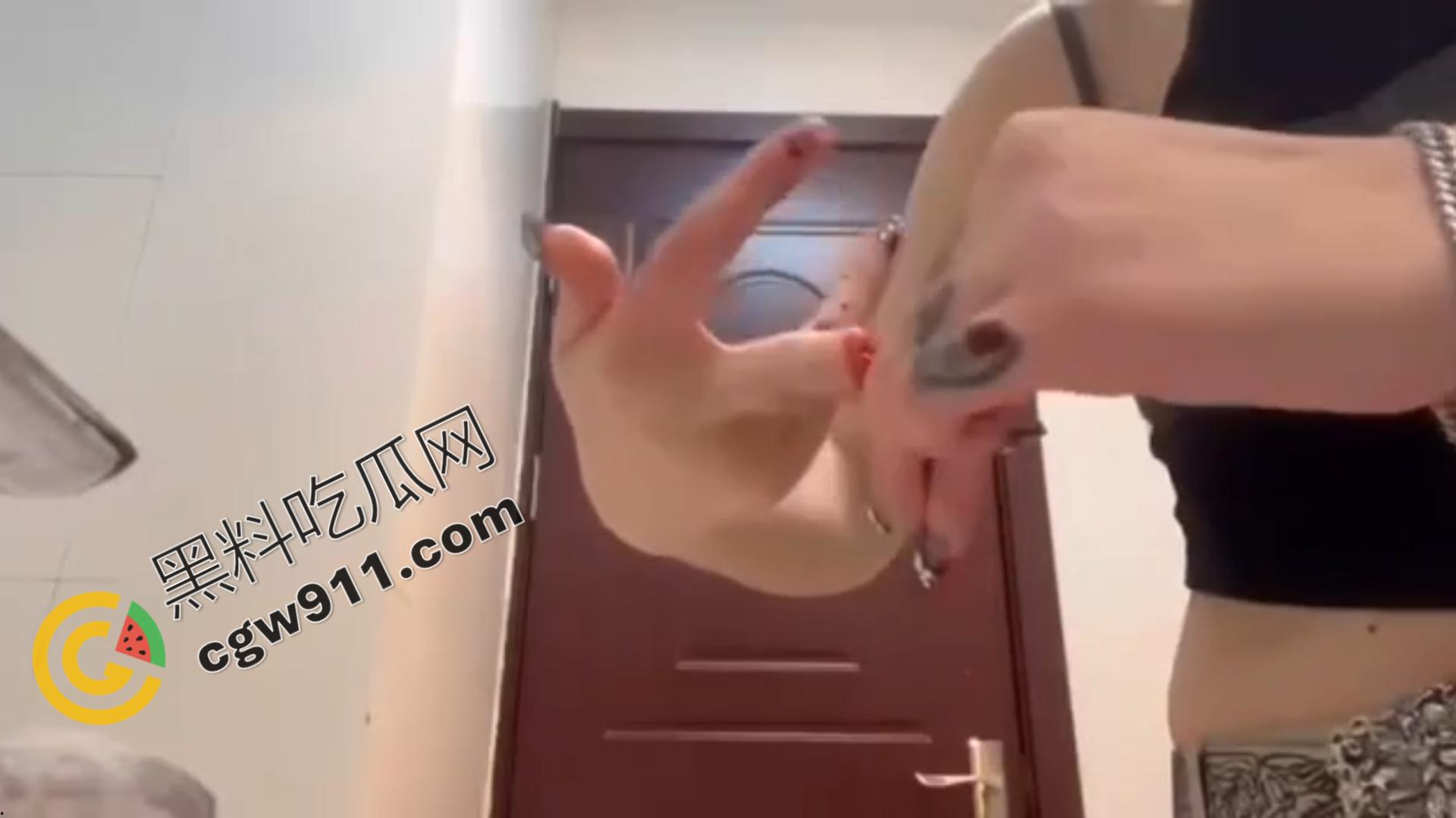 血腥现场:女子冷静切断手指,鲜血横流,血肉模糊,恐怖画面令观众毛骨悚然! 第7张 血腥现场:女子冷静切断手指,鲜血横流,血肉模糊,恐怖画面令观众毛骨悚然! 第7张