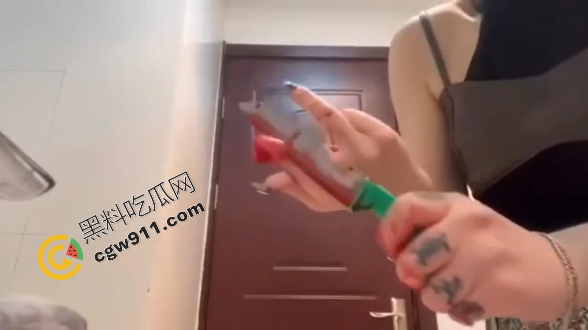 血腥现场:女子冷静切断手指,鲜血横流,血肉模糊,恐怖画面令观众毛骨悚然! 第9张 血腥现场:女子冷静切断手指,鲜血横流,血肉模糊,恐怖画面令观众毛骨悚然! 第9张