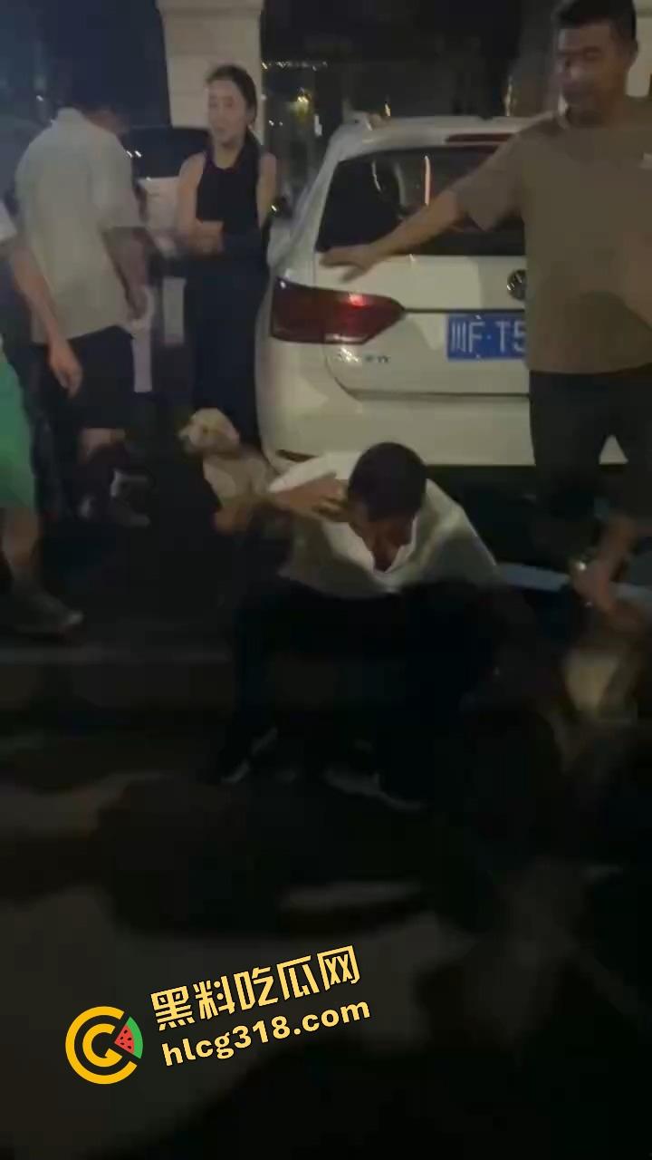 彭山老毕登抖音撩小妹妹,酒店门口被亲爹堵住一顿胖揍,老色胚当场趴窝,路人全程围观叫好! 第3张 彭山老毕登抖音撩小妹妹,酒店门口被亲爹堵住一顿胖揍,老色胚当场趴窝,路人全程围观叫好! 第3张