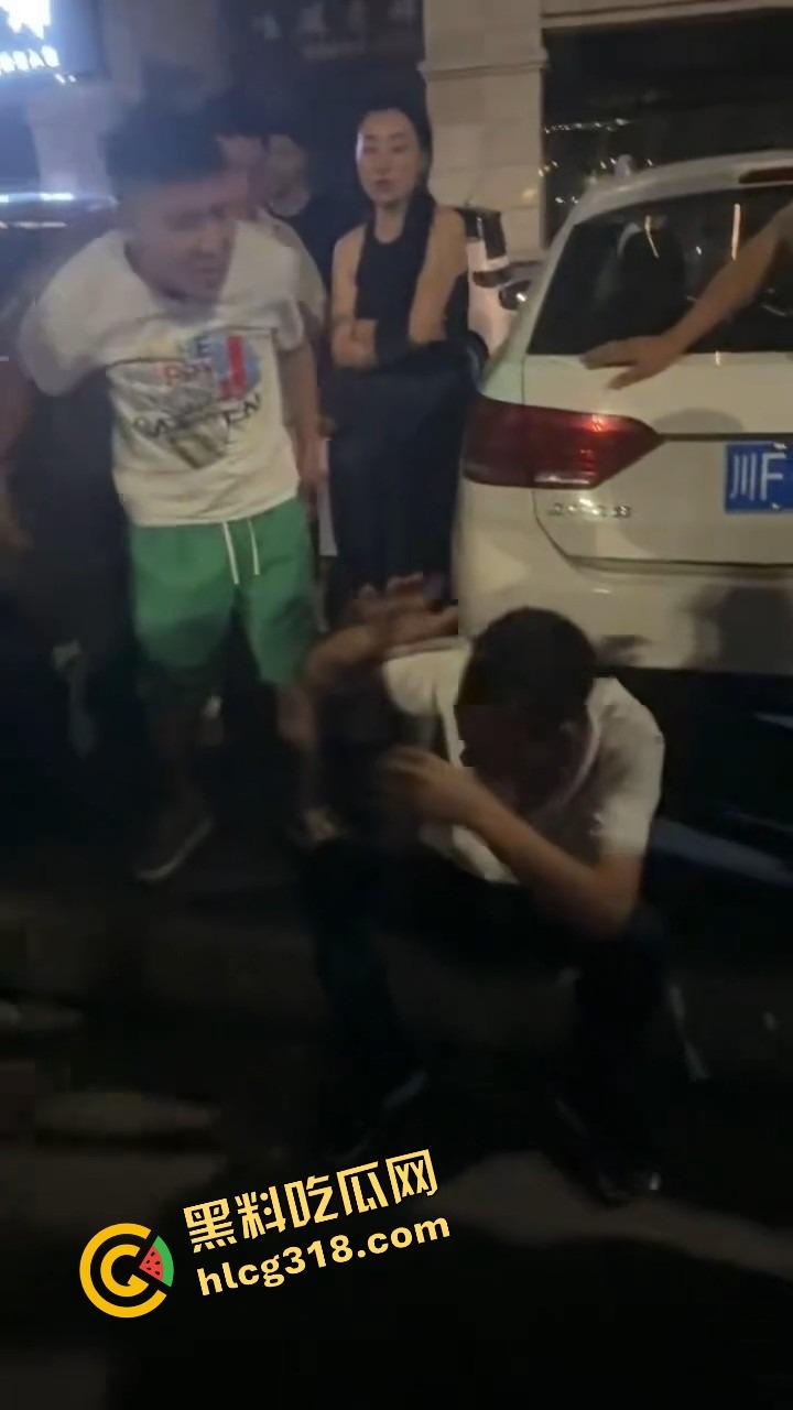 彭山老毕登抖音撩小妹妹,酒店门口被亲爹堵住一顿胖揍,老色胚当场趴窝,路人全程围观叫好! 第5张 彭山老毕登抖音撩小妹妹,酒店门口被亲爹堵住一顿胖揍,老色胚当场趴窝,路人全程围观叫好! 第5张