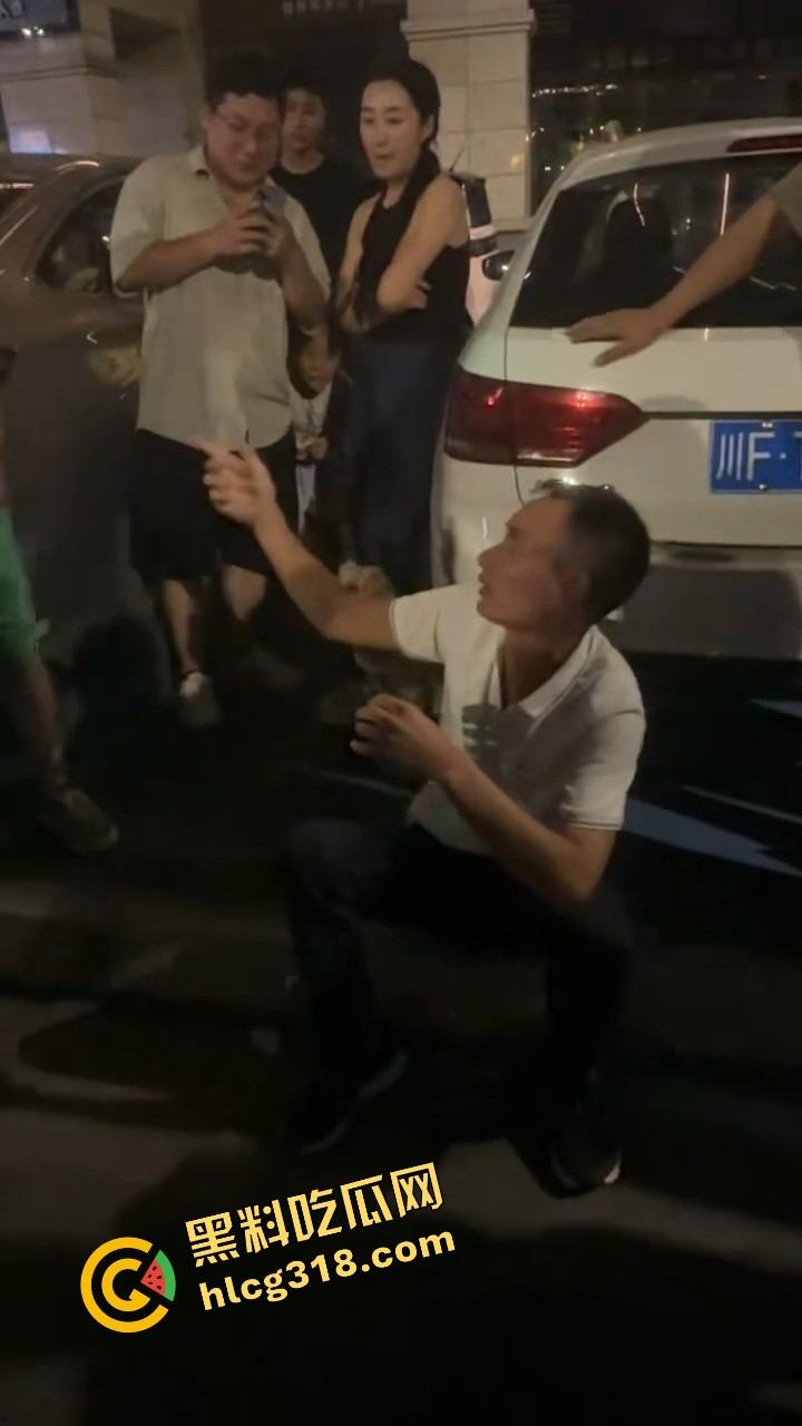 彭山老毕登抖音撩小妹妹,酒店门口被亲爹堵住一顿胖揍,老色胚当场趴窝,路人全程围观叫好! 第6张 彭山老毕登抖音撩小妹妹,酒店门口被亲爹堵住一顿胖揍,老色胚当场趴窝,路人全程围观叫好! 第6张