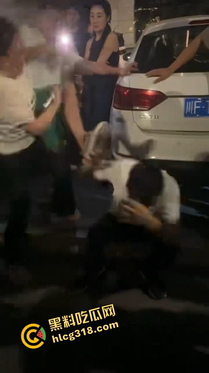 彭山老毕登抖音撩小妹妹,酒店门口被亲爹堵住一顿胖揍,老色胚当场趴窝,路人全程围观叫好! 第7张 彭山老毕登抖音撩小妹妹,酒店门口被亲爹堵住一顿胖揍,老色胚当场趴窝,路人全程围观叫好! 第7张