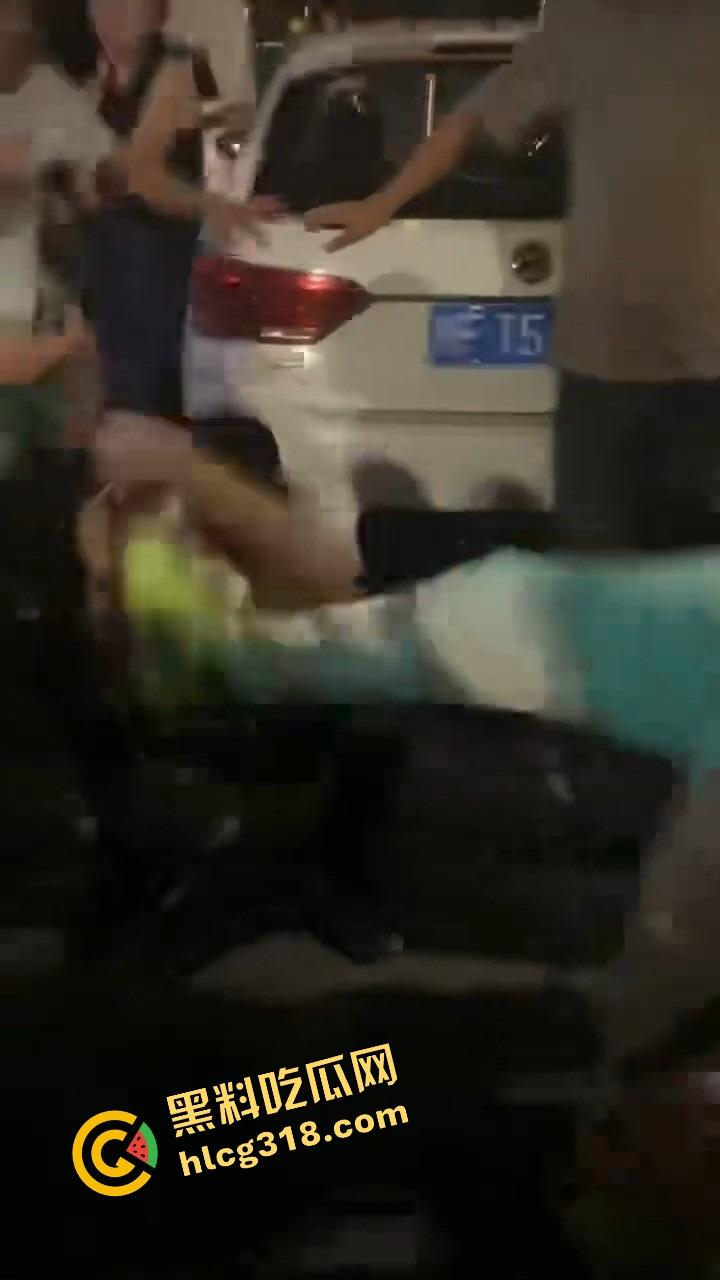 彭山老毕登抖音撩小妹妹,酒店门口被亲爹堵住一顿胖揍,老色胚当场趴窝,路人全程围观叫好! 第8张 彭山老毕登抖音撩小妹妹,酒店门口被亲爹堵住一顿胖揍,老色胚当场趴窝,路人全程围观叫好! 第8张