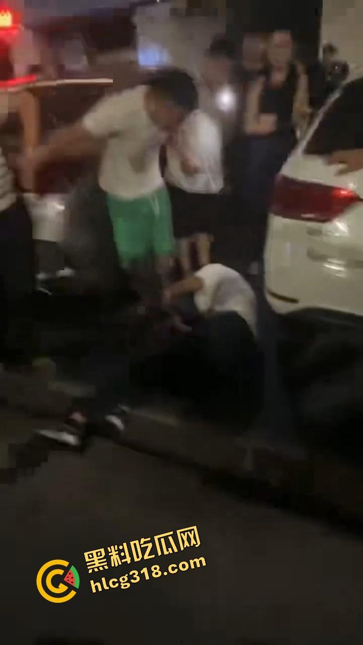 彭山老毕登抖音撩小妹妹,酒店门口被亲爹堵住一顿胖揍,老色胚当场趴窝,路人全程围观叫好! 第9张 彭山老毕登抖音撩小妹妹,酒店门口被亲爹堵住一顿胖揍,老色胚当场趴窝,路人全程围观叫好! 第9张