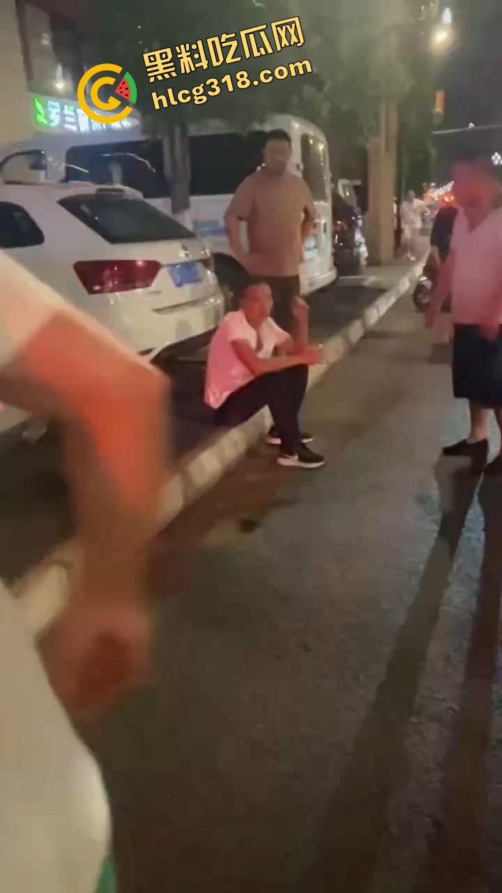 彭山老毕登抖音撩小妹妹,酒店门口被亲爹堵住一顿胖揍,老色胚当场趴窝,路人全程围观叫好! 第10张 彭山老毕登抖音撩小妹妹,酒店门口被亲爹堵住一顿胖揍,老色胚当场趴窝,路人全程围观叫好! 第10张