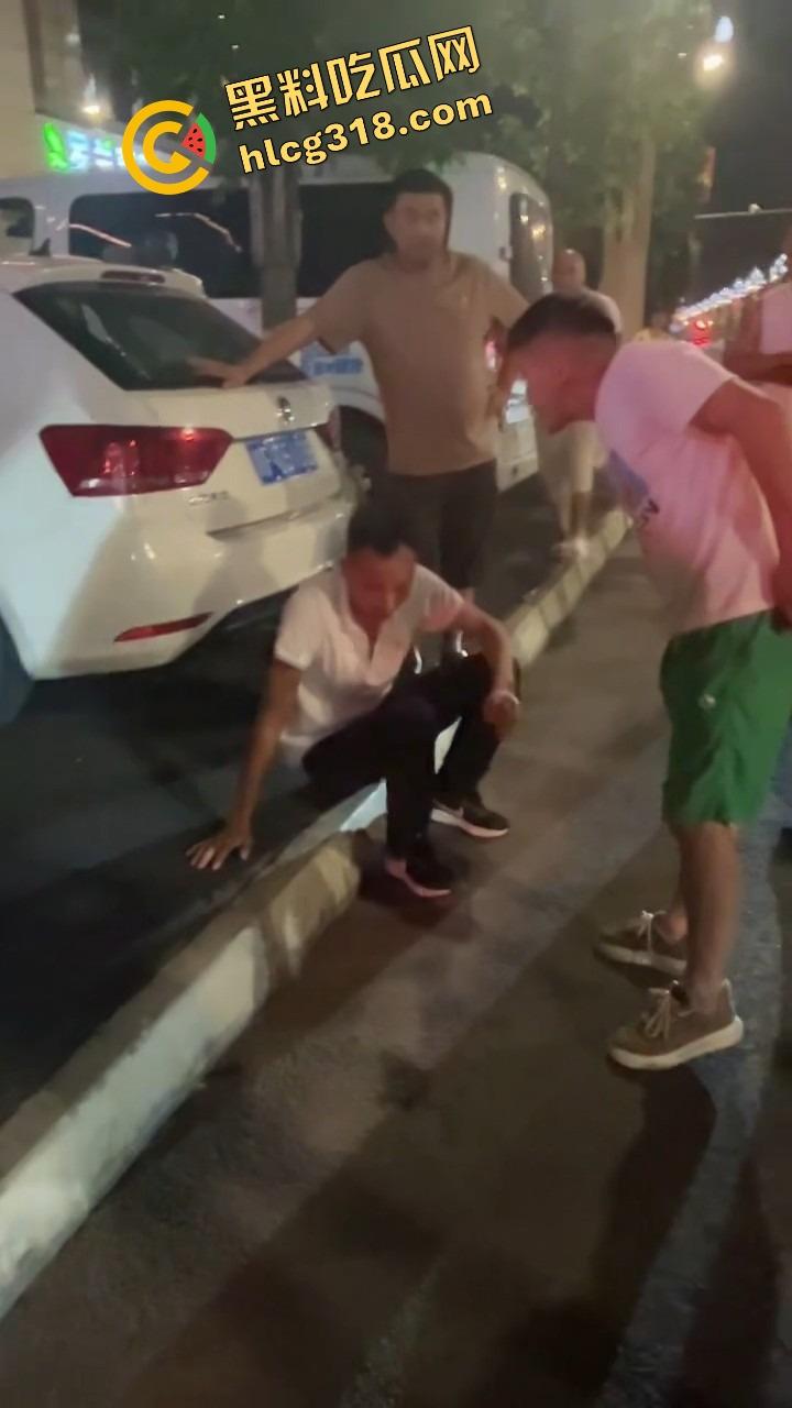 彭山老毕登抖音撩小妹妹,酒店门口被亲爹堵住一顿胖揍,老色胚当场趴窝,路人全程围观叫好! 第11张 彭山老毕登抖音撩小妹妹,酒店门口被亲爹堵住一顿胖揍,老色胚当场趴窝,路人全程围观叫好! 第11张