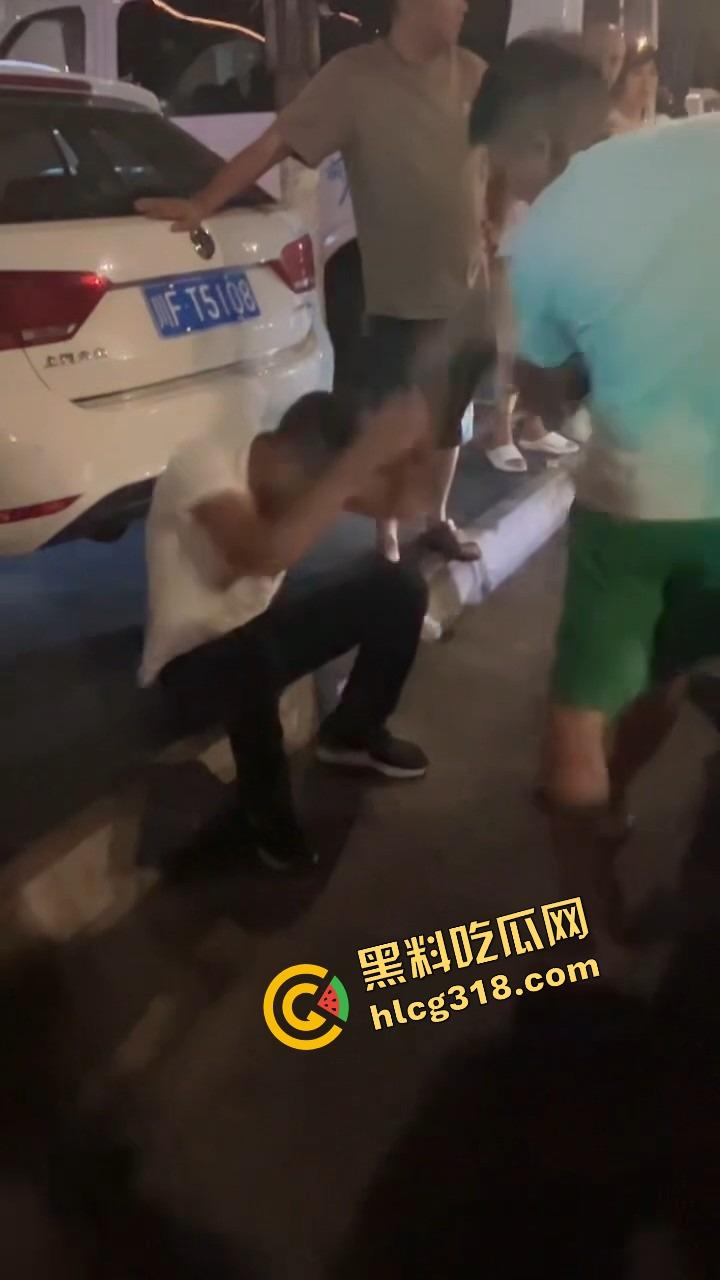 彭山老毕登抖音撩小妹妹,酒店门口被亲爹堵住一顿胖揍,老色胚当场趴窝,路人全程围观叫好! 第12张 彭山老毕登抖音撩小妹妹,酒店门口被亲爹堵住一顿胖揍,老色胚当场趴窝,路人全程围观叫好! 第12张